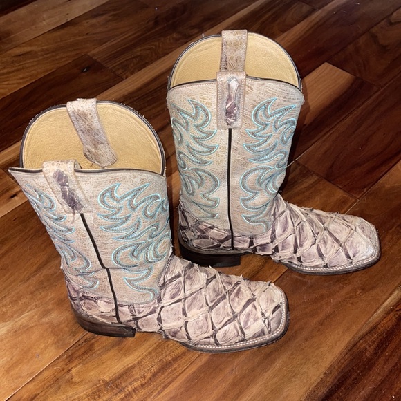 Boots - Picture 2 of 6